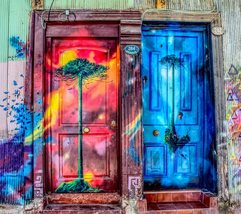 Разрисованная дверь